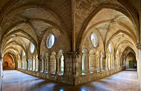   Le Temple de la Littérature: Un Sanctuaire Ancestral Embrassant l’Érudition