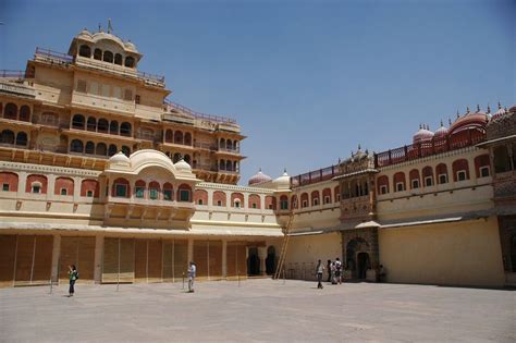  Le Palais d'Été de Jaipur: Une Odyssée Architectural en Pierre Rose