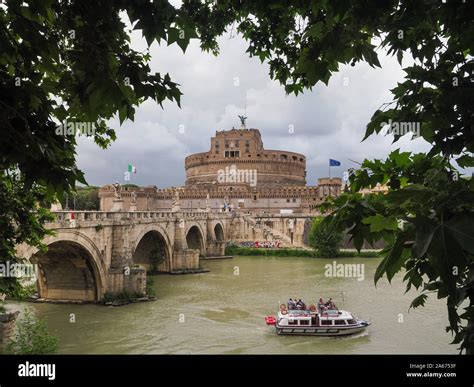 Le Castel Sant'Angelo, Forteresse Médiévale Perchée au-dessus du Tibre!