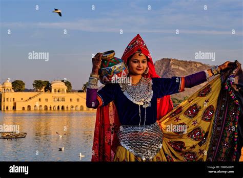  Le Palais d'Été de Jaipur: Une Odyssée Architectural en Pierre Rose