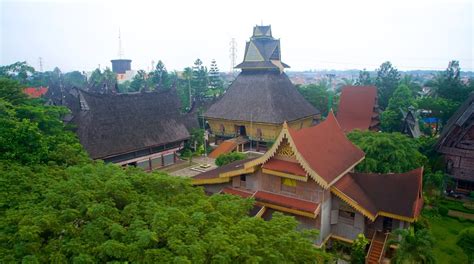 Le Taman Mini Indonesia Indah: Un Voyage En Miniature à travers l'Archipel Indonésien!