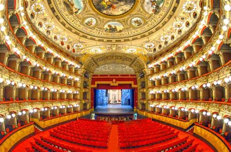 Le Teatro Massimo: Un joyau architectural où résonne la magie de l'opéra!