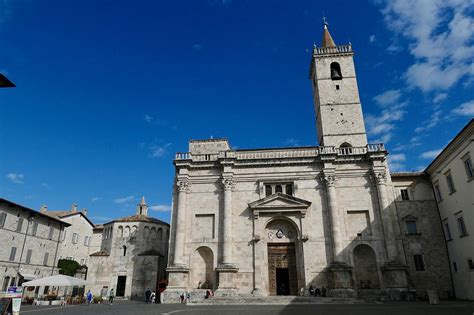  Le Duomo d'Ascoli Piceno: Une oeuvre gothique flamboyante sous un ciel azur italien!