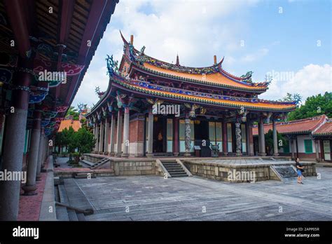 Le Temple de Mengding : Un sanctuaire ancestral niché au cœur des montagnes verdoyantes !