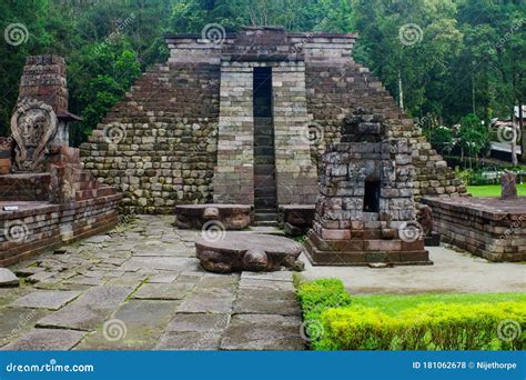  Les Ruines de Candi Sukuh: Un Monument énigmatique et captivant dans les montagnes d'Java